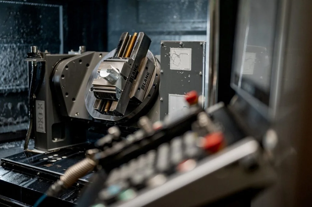 CNC قيد التشغيل.