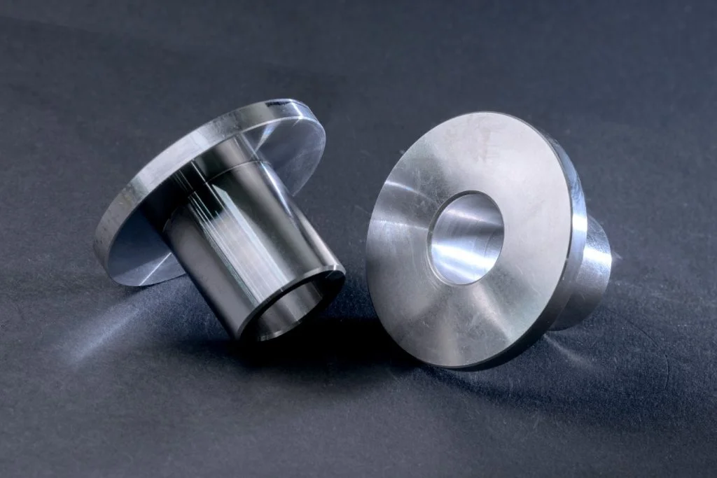 مكونات أسطوانية مع حواف.