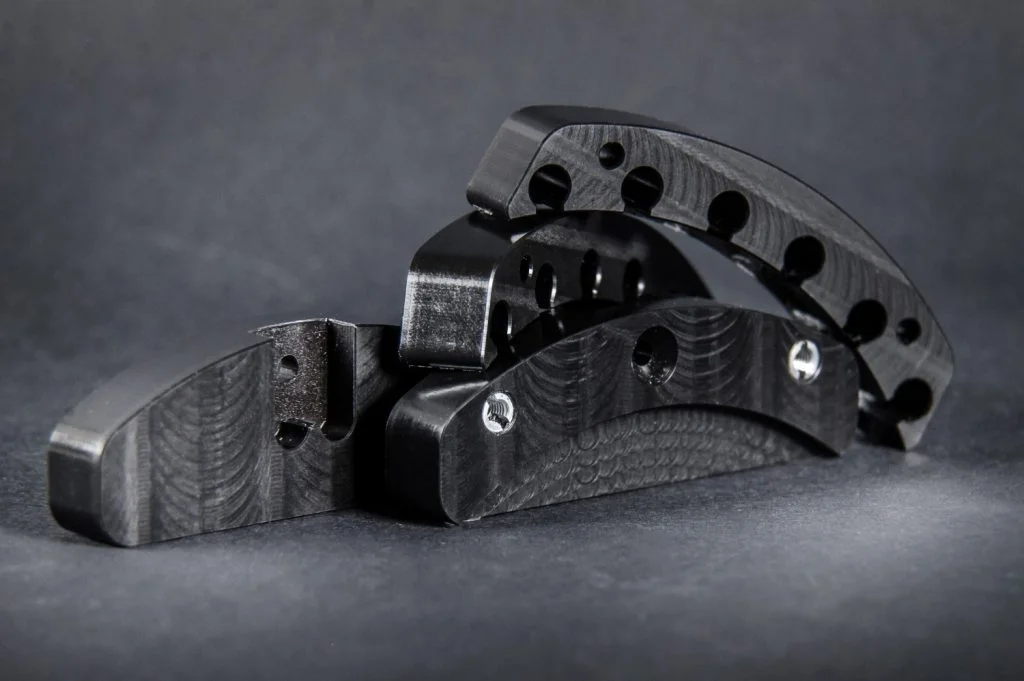 مكون ميكانيكي معدني أسود.