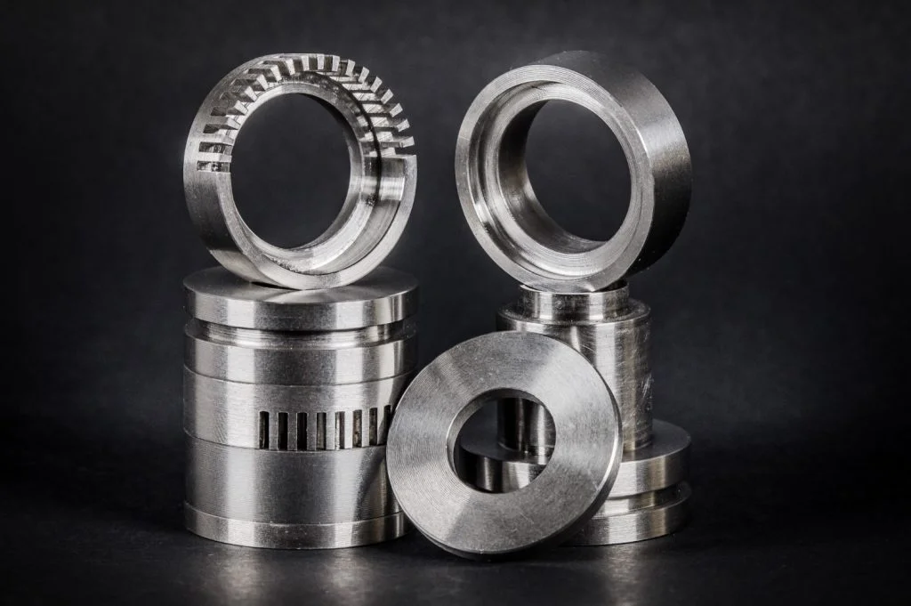 قطع ميكانيكية معدنية.