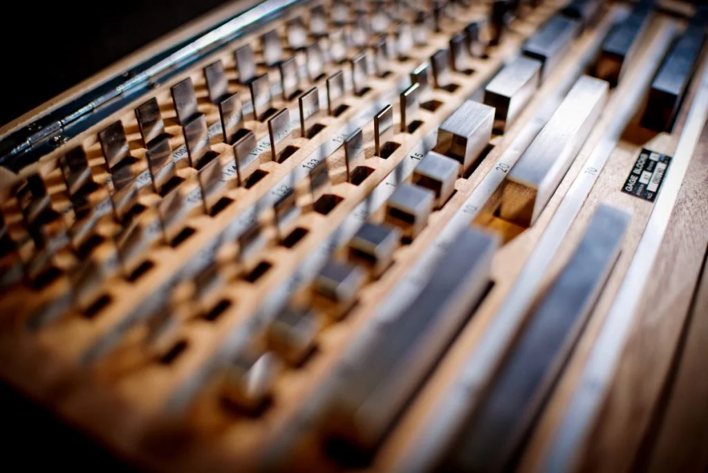 قوالب معدنية.