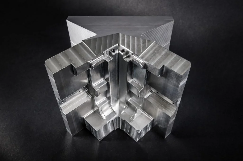 قطعة معدنية معقدة مشغولة.